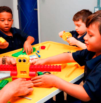 Crianças montando um brinquedo