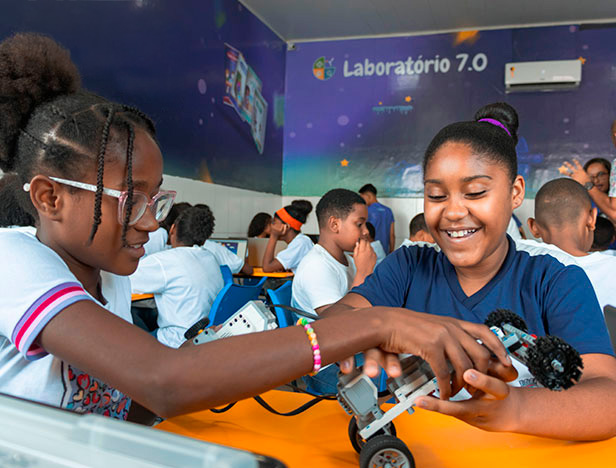 Duas crianças brincando