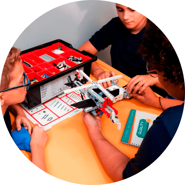 Três crianças montando um helicoptero