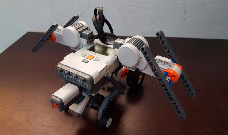 Imagem de duas crianças brincando com um robô