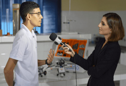 Imagem de um instutor da Dulino sendo entrevistado